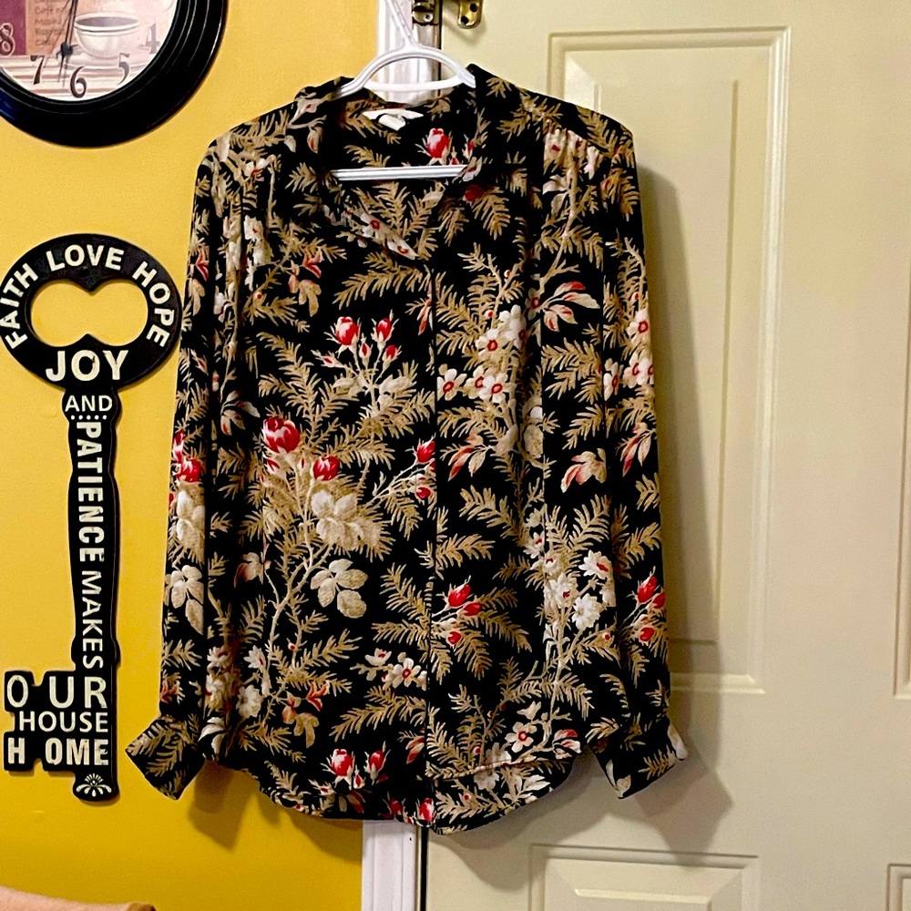 H&M Gorgeous Floral print Button Down Blouse!